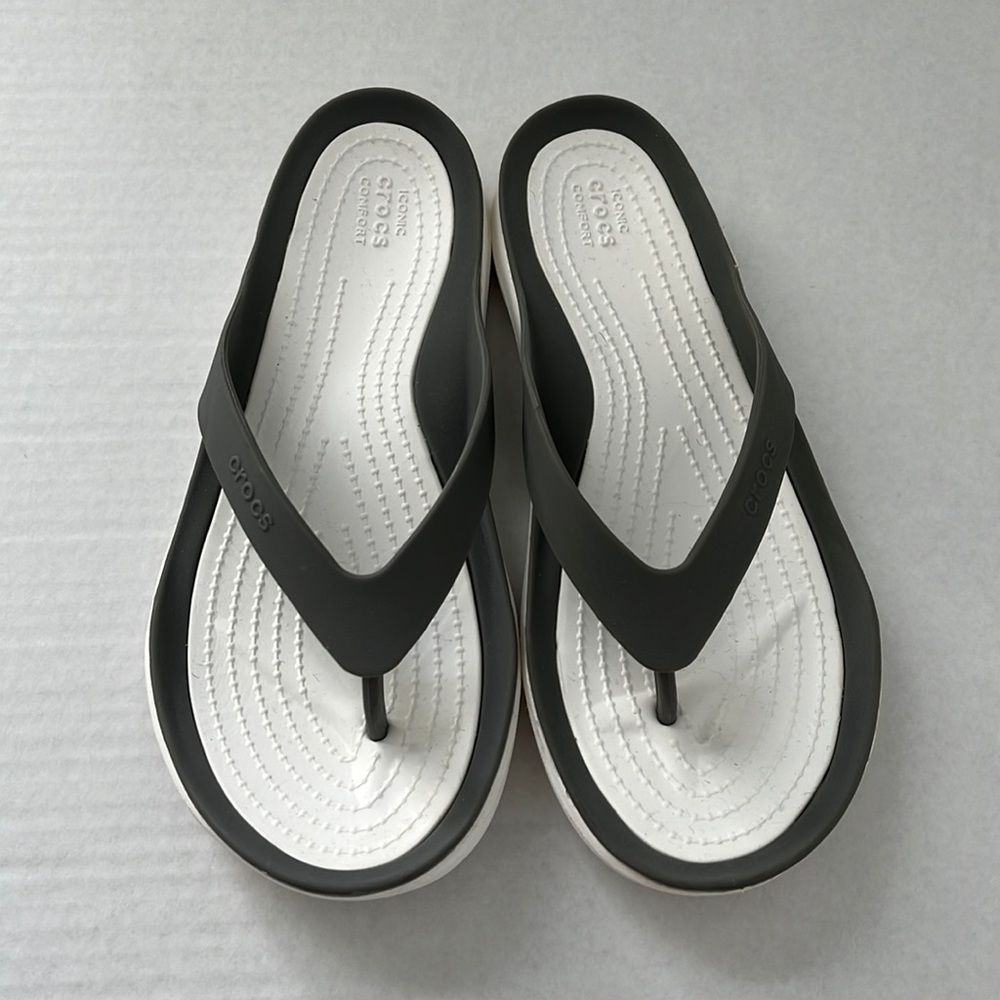 CROCS, Thong/Flip Flop, Women’s Size 7, Gray/White, Excellent Condition